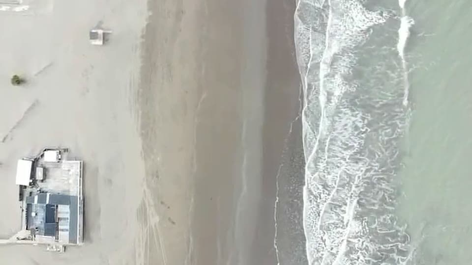 Vista aérea de las olas sobre la costa