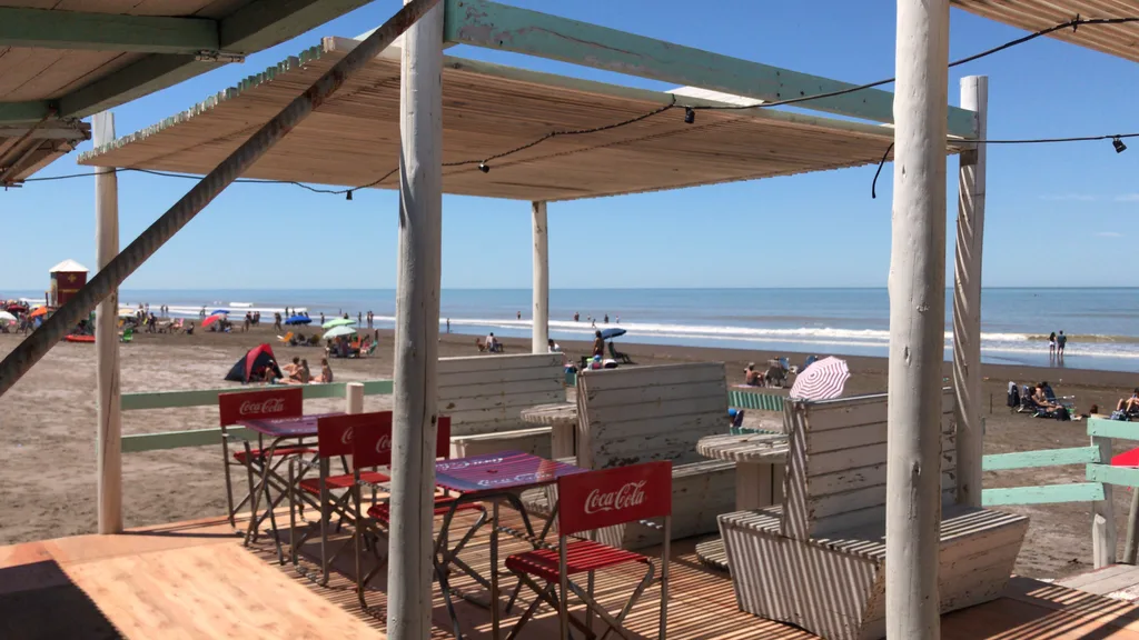 Archivo SHANTI: mesas bajo la pérgola frente al mar.