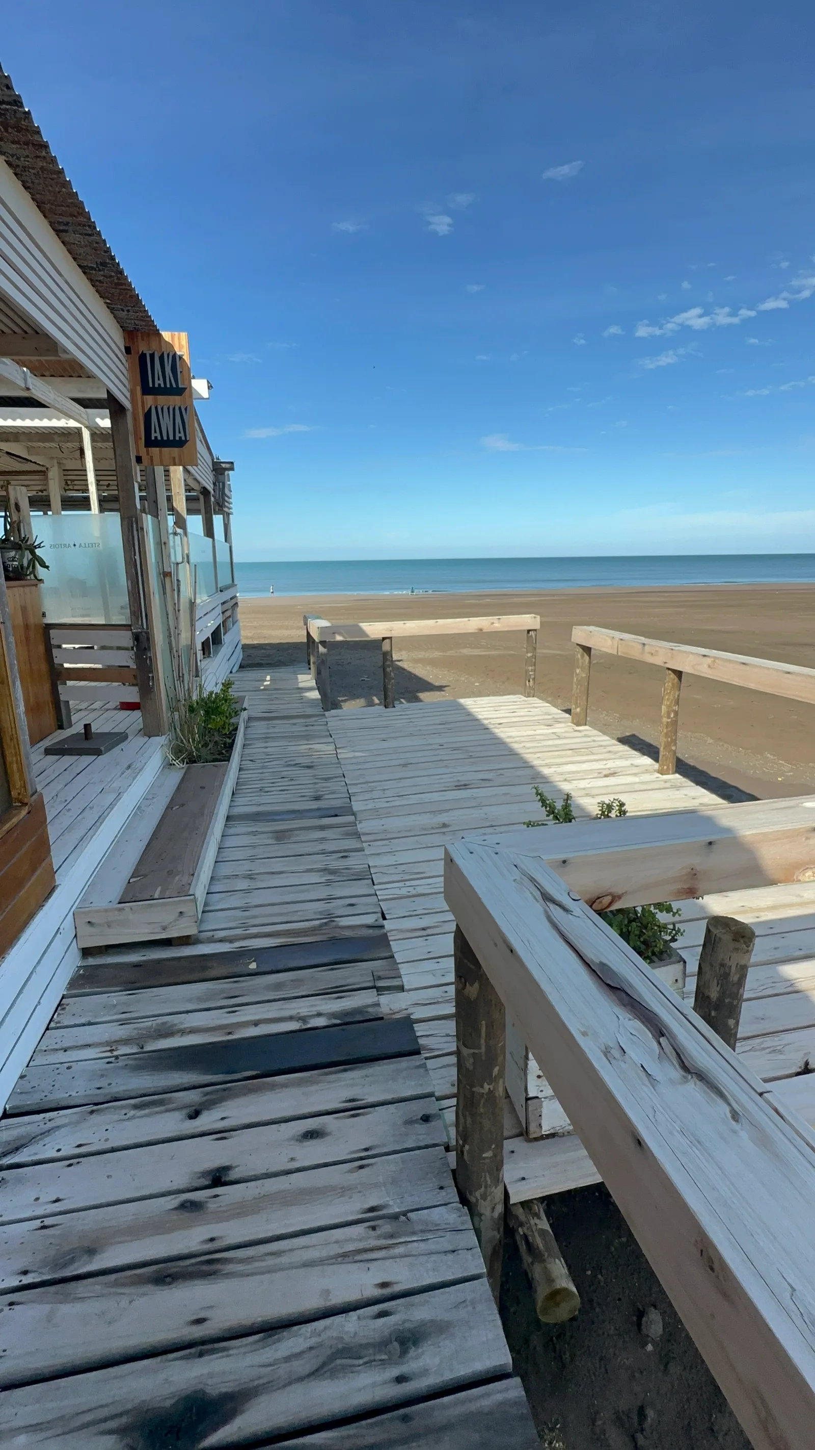 Archivo SHANTI: la pasarela del parador junto a la playa.